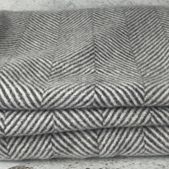 100% Wool Grey and Ivory Soft Herringbone Throw Blanket 53"x69" - Picture 11 of 12